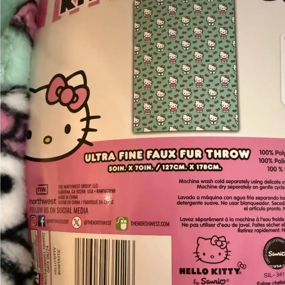 Hello Kitty Throw Blanket - Picture 3 of 6
